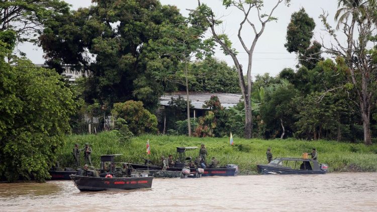 Quân đội Venezuela tuần tra trên sông Arauca ở biên giới với Colombia