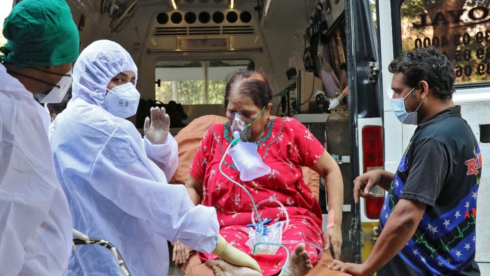 Carencia de oxígeno en los hospitales colapsados de India con más de 20 millones de contagios.