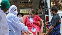 Carencia de oxígeno en los hospitales colapsados de India con más de 20 millones de contagios.