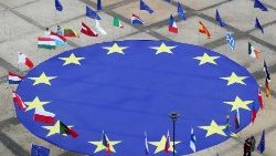Una grande bandiera europea stesa nella piazza dedicata a Schuman a Bruxelles per celebrare il 9 maggio 