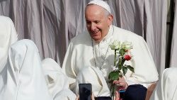 Papst Franziskus mit Blumen bei einer Audienz für Ordensfrauen (Archivbild)