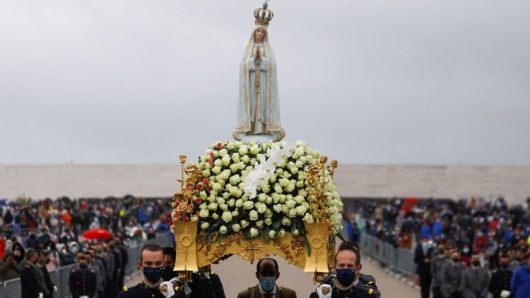 Procesia 13. mája 2021 vo Fatime pri 104. výročí zjavení Panny Márie trom pastierikom