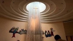 Beter in einer katholischen Kirche in Hongkong