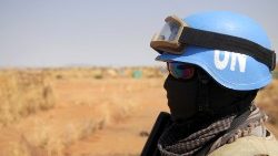 Soldado da ONU patrulha proximidades de campo de refugiados no deserto