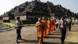 Buddyści indonezyjscy świętyjący Vesak