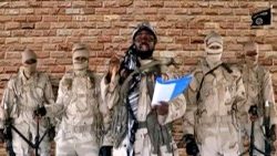 L'ancien chef de Boko Haram, Abubakar Shekau, parle devant des sentinelles. Nigeria, le 15 janvier 2018. (Reuters)
