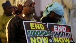 Azonnal vessenek véget az emberrablásoknak! feliratú transzparensekkel tüntetnek Nigériában az atrocitások ellen