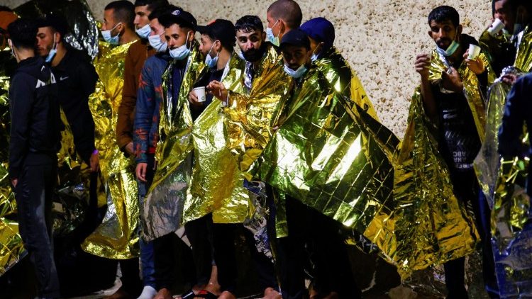 Flow of migrants into Lampedusa continues