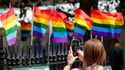 Regenbogenflaggen bei einer Kundgebung für homosexuelle Menschen (2021)