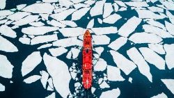 Le navire de recherche Mikhail Somov navigue à travers la glace flottante dans l'océan Arctique.