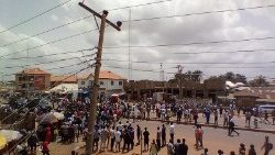 Menschen gehen in Kaduna auf die Straße, um gegen erneute Entführungen zu protestieren (Archivfoto vom Juli 2021)