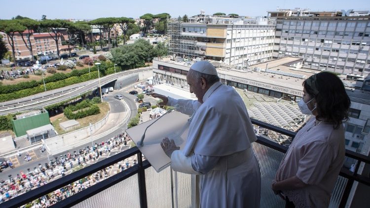 Le Pape François à la fenêtre de l'hôpital Gemelli de Rome, le 11 juillet 2021. 
