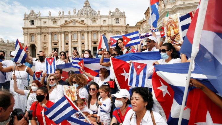 Des fidèles cubains sur la place Saint-Pierre ce 18 juillet. 