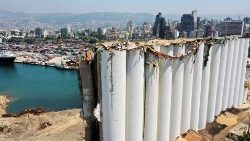 Il porto di Beirut oggi, ancora danneggiato dall'esplosione di un anno fa