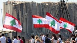 Libaneses com bandeiras em Beirute recordam explosão no porto 