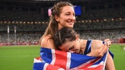 Étreinte entre la championne olympique du triple saut, la Russe Maria Lasitskene, et sa concurrente médaillée d'argent, l'Australienne Nicola McDermott, le 7 août 2021 au Stade olympique de Tokyo.