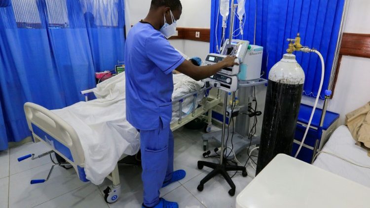 Péče o nemocné s koronavirem v africké nemocnici