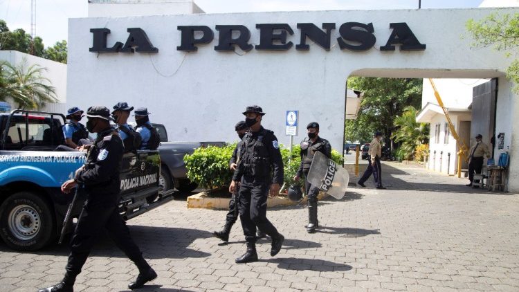 Policiais na sede do jornal nicaraguense "La Prensa"