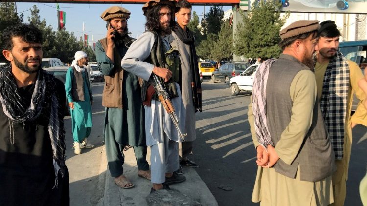Et Talibanmedlem utenfor Hamid Karzai-flyplassen i Kabul