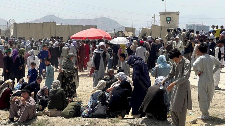 Đám đông chờ đợi bên ngoài sân bay Kabul để được di tản