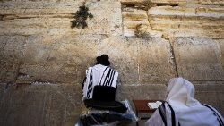 Juden beim Gebet an der Klagemauer