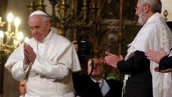 Le Pape François en visite à la Grande synagogue de Rome -Tempio Maggiore di Roma-, le 17 janvier 2016. 