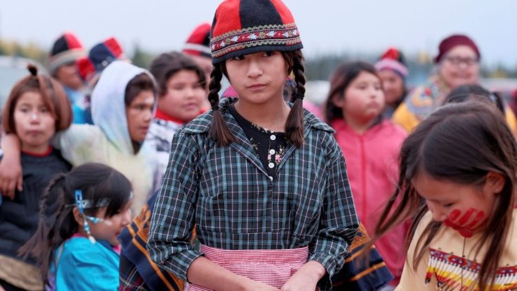 Barn i traditionella dräkter från Kanadas ursprungsbefolkning 