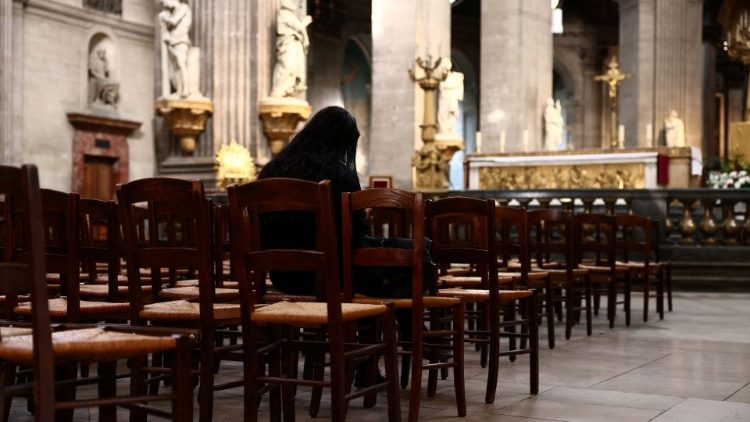 Une fidèle prie en l'église Saint-Sulpice, à Paris le 4 octobre 2021. 