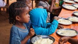  Crianças recebem comida de programa de combate à desnutrição em Maropia Nord, Madagascar
