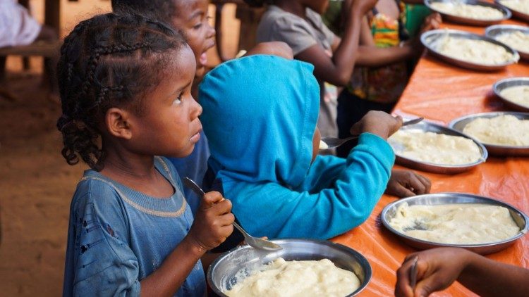 Un enfant malgache du village de Maropia mange un repas fourni par le programme alimentaire "Avotse", le 30 septembre 2021. (Reuters/Joel Kouam)