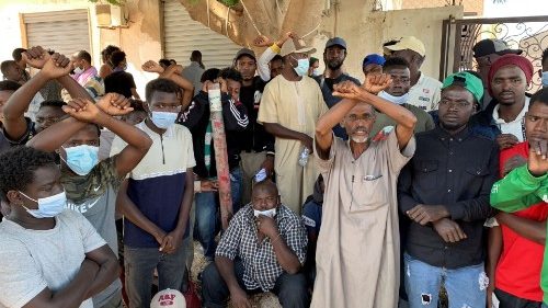 Migranti in attesa davanti all'Ufficio dell'UNHCR a Tripoli in Libia