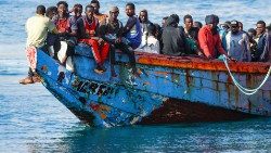 Un barcone con migranti diretto verso le coste spagnole  