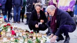 Norwegens Premierminister Stoere kam zum Gedenken an die Opfer nach Kongsberg 