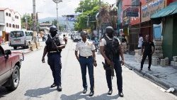Policiais caminham em rua de Porto Príncipe após sequestro de missionários