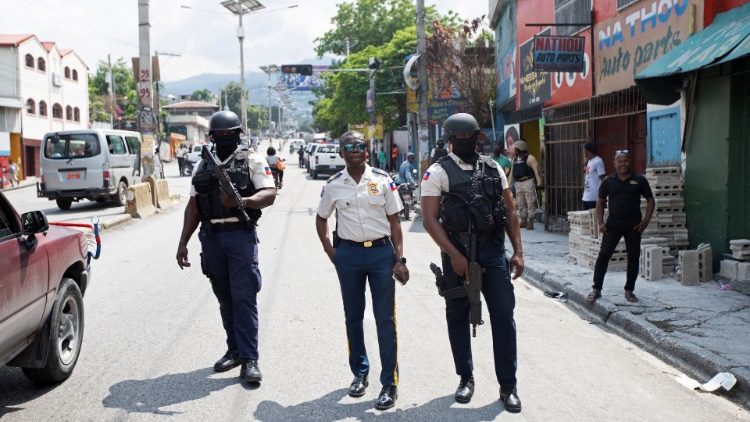 Patrouille de police contre les gangs armés à Port-au-Prince.
