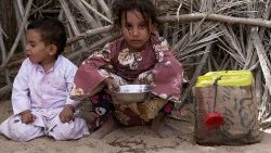 Crianças do lado de fora de uma cabana em um acampamento para deslocados internos (DIs) nos arredores da cidade de Marib, Iêmen, 20 de outubro de 2021. REUTERS / Nabil al-Awzari