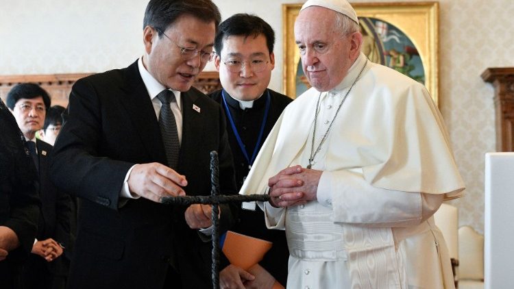 Mun-Dzsein dél-koreai elnök Ferenc pápával