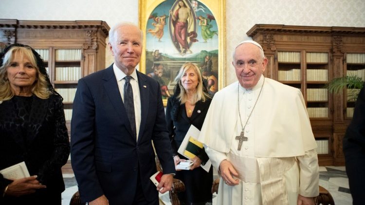 Joe Biden és a first lady Ferenc pápával