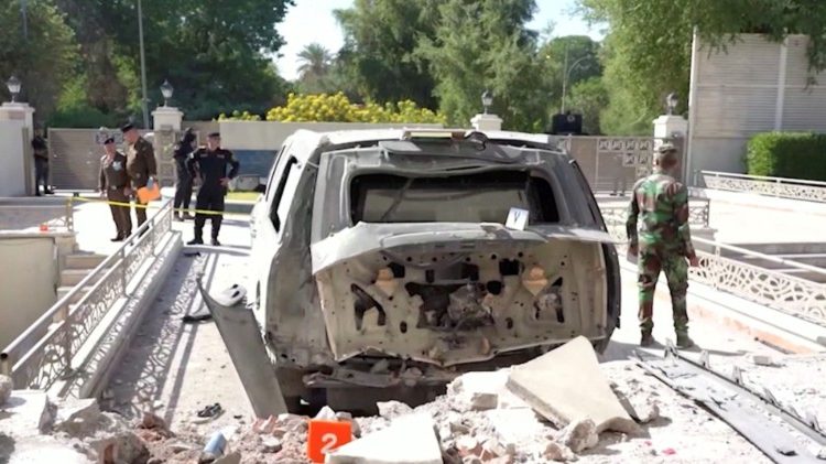 Một chiếc xe đậu trước tư dinh của Thủ tướng Mustafa Al-Kadhimi bị hư hại vì vụ tấn công
