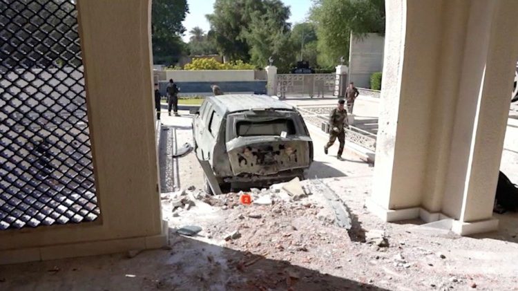 Un vehículo destruido frente a la residencia del primer ministro iraquí, Mustafá al-Kadhimi, tras un intento de asesinato por un dron armado en Bagdad