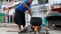 Eine Frau in Nigeria bei einer improvisierten Kochstelle auf der Straße (Archivbild 2021)