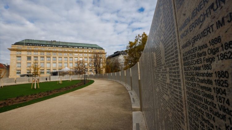 Gesamtansicht der Shoah-Gedenkmauer mit den Namen von 64.000 österreichischen Juden, die im Holocaust getötet wurden, vor ihrer Eröffnung in Wien, Österreich, 9. November 2021.