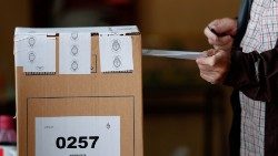 Eleitor coloca seu voto na urna em Buenos Aires, nas eleições legislativas em novembro de 2021. (Foto: Augustin Marcarian