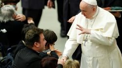 Papst Franziskus (hier bei einer seiner Generalaudienzen in der vatikanischen Audienzhalle) sucht immer wieder den direkten Kontakt 