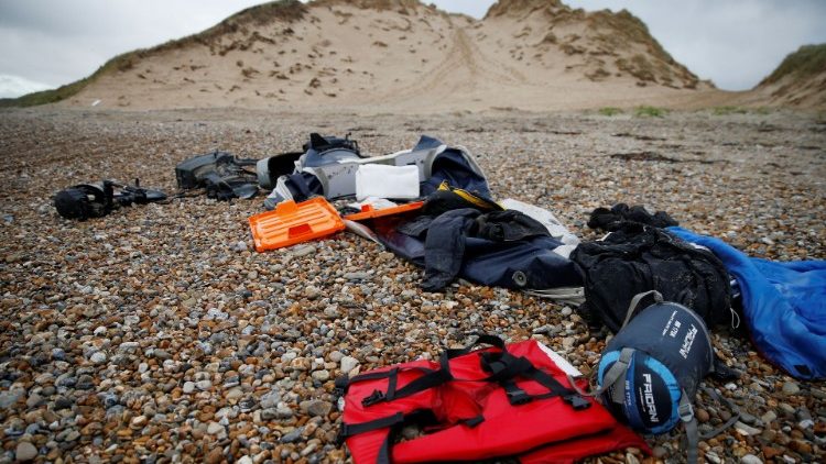 Effets de migrants abandonnés sur une plage du Nord de la France.