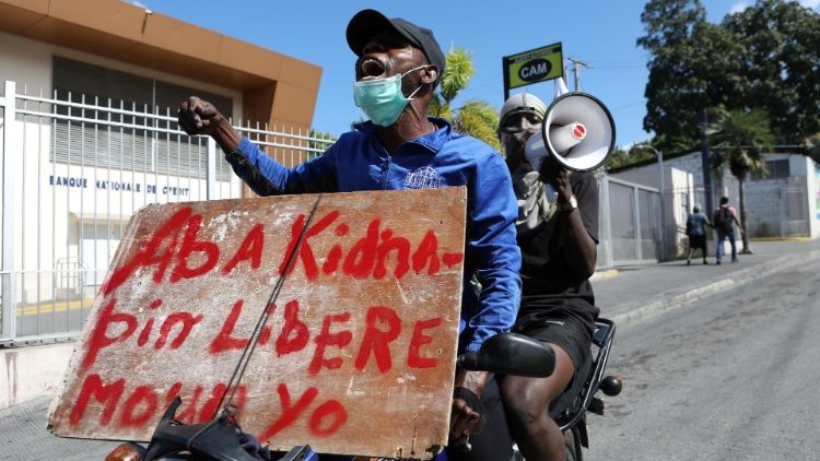 Des manifestants haïtiens protestent à Port-au-Prince (capitale) contre la multiplication des enlèvements dans le pays, le 25 novembre 2021. (Reuters/ Tedy Erol)