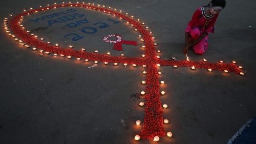 Une jeune fille allume des lampes en terre, à l'occasion de la Journée mondiale du Sida à Calcuta, en Inde, le 1er décembre 2021. (Reuters/Rupak De Chowdhuri)