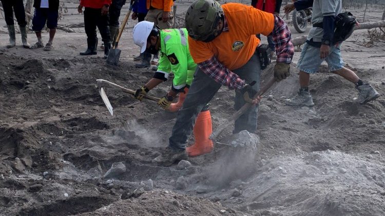 Záchranné práce v indonézskej oblasti Lumajang, pokrytej popolom zo sopky Mount Semeru