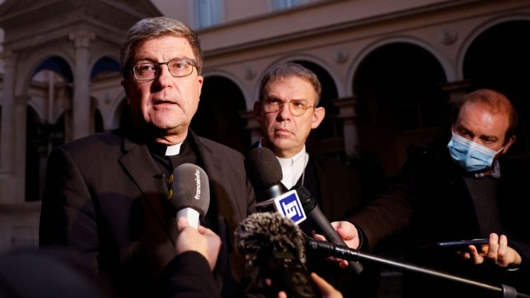 Mgr Éric de Moulins-Beaufort, président de la Conférence des évêques de France, et Mgr Dominique Blanchet, évêque de Créteil, lors d'une conférence de presse à Rome, le 13 décembre 2021. 