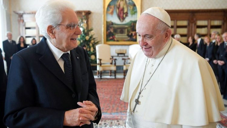 Az olasz köztársasági elnök társalog a pápával